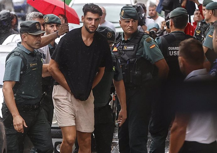 El jugados del Valencia CF a su llegada a los juzgados de Llíria para declarar detenido por una presunta agresión sexual