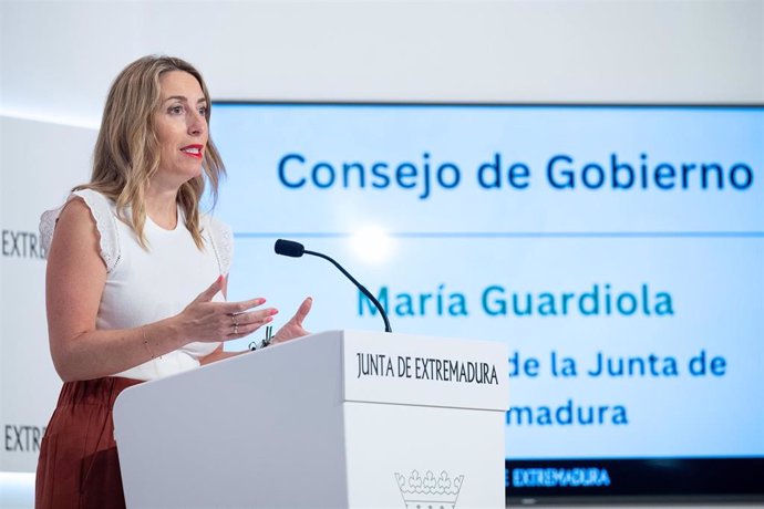 Archivo - La presidenta de la Junta, María Guardiola, detalla los acuerdos del Consejo de Gobierno.