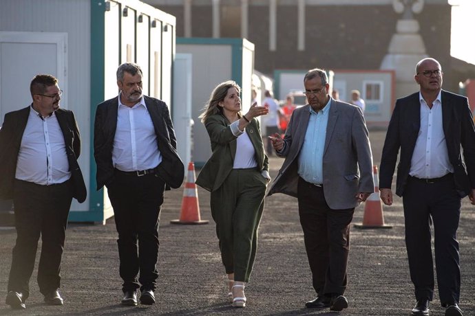 La secretaria de Estado de Migraciones de visita en el puerto de La Restinga, en la isla de El Hierro, junto al delgado del Gobierno en Canarias, el alcalde de El Pinar y los representantes del Cabildo Insular de El Hierro.