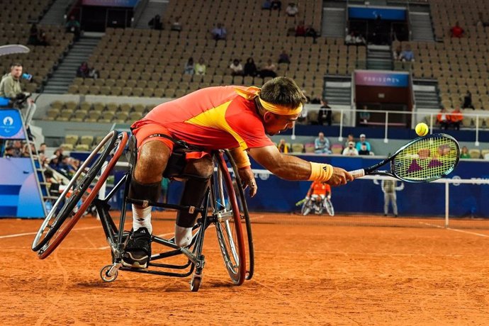 Martín de la Puente intenta devolver una pelota en el torneo de Paris 2024