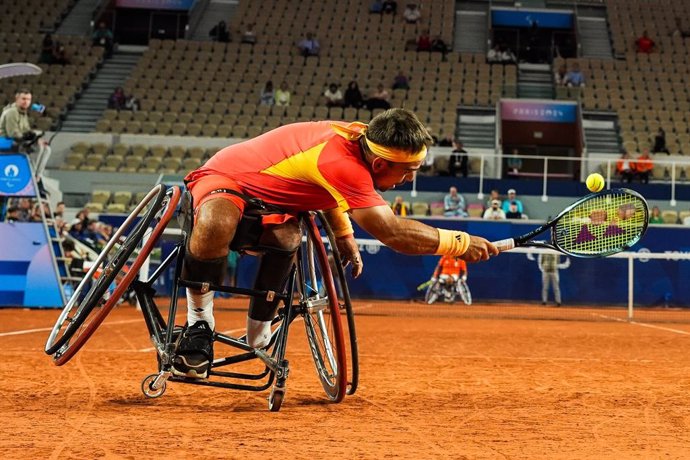 Martín de la Puente intenta devolver una pelota en el torneo de Paris 2024