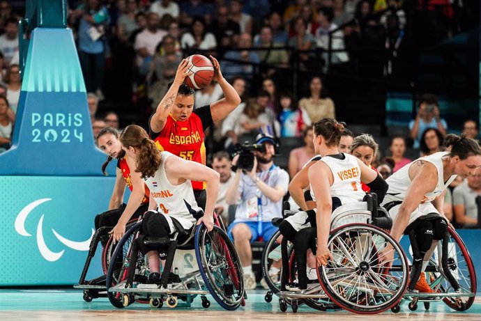 Imagen del partido de cuartos de final de Paris 2024 entre la selección española femenina de baloncesto en silla de ruedas y la de Países Bajo