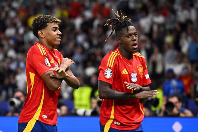 Archivo - 14 July 2024, Berlin: Spain's Nico Williams celebrates scoring his side's first goal with teammate Lamine Yamal during the UEFA Euro 2024 final soccer match between Spain and England at the Olympic Stadium. Photo: Tom Weller/dpa