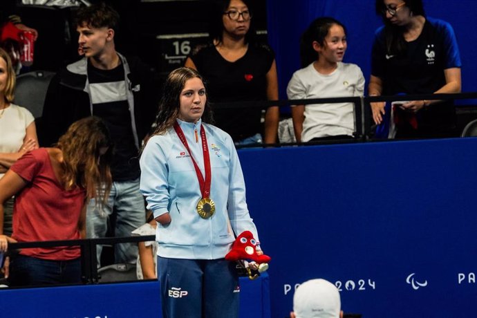 Anastasiya Dmytriv posa con su medalla de oro en los 100 m braza SB8 de Paris 2024