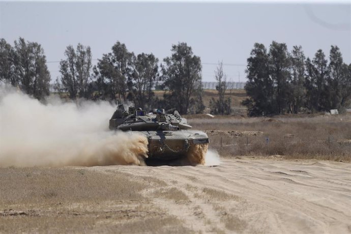 Archivo - Tanques israelíes junto a la frontera con Gaza