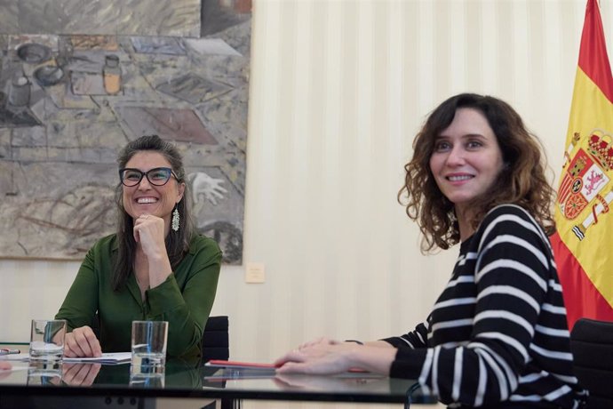 Archivo - La portavoz de Más Madrid en la Asamblea, Manuela Bergerot, y la presidenta de la Comunidad de Madrid, Isabel Díaz Ayuso, durante una reunión. Archivo.