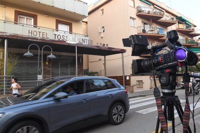 Una cámara de grabación en las inmediaciones del hotel donde tienen previsto alojarse los 100 primeros migrantes solicitantes de asilo, a 3 de septiembre de 2024, en Tossa de Mar, Girona, Catalunya (España)