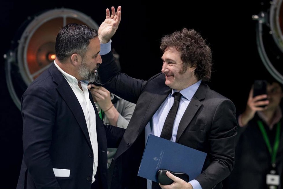Archivo - El líder de VOX, Santiago Abascal (i), y el presidente de Argentina, Javier Milei (d), durante el acto Viva 24 de VOX, en el Palacio de Vistalegre, a 19 de mayo de 2024, en Madrid (España).