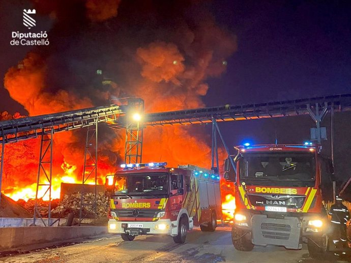 Bomberos trabajan en el incendio declarado en Onda