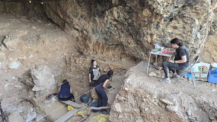 Vista Oeste de la cueva AGP5 en Aguilón (Zaragoza).