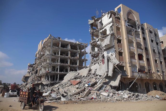 Edificios destruidos por los ataques del Ejército de Israel contra la ciudad de Deir al Balá, en el centro de la Franja de Gaza (archivo)