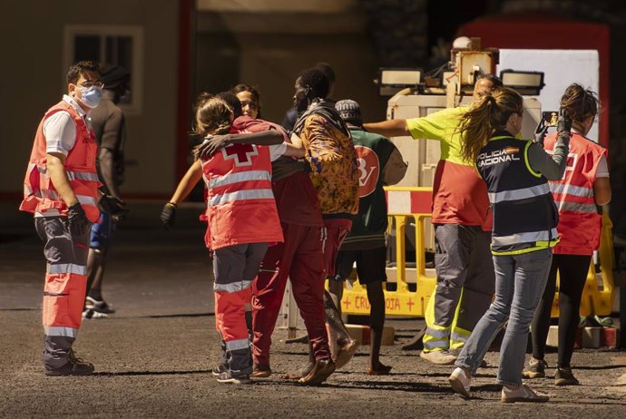 Dos migrantes llegan a un puerto de La Restinga  tras ser rescatados por Salvamento Marítimo cuando iban en una patera, a 4 de septiembre de 2024, en El Hierro, Santa Cruz de Tenerife, Canarias (España). Un Cayuco con 176 personas migrantes a bordo ha sid