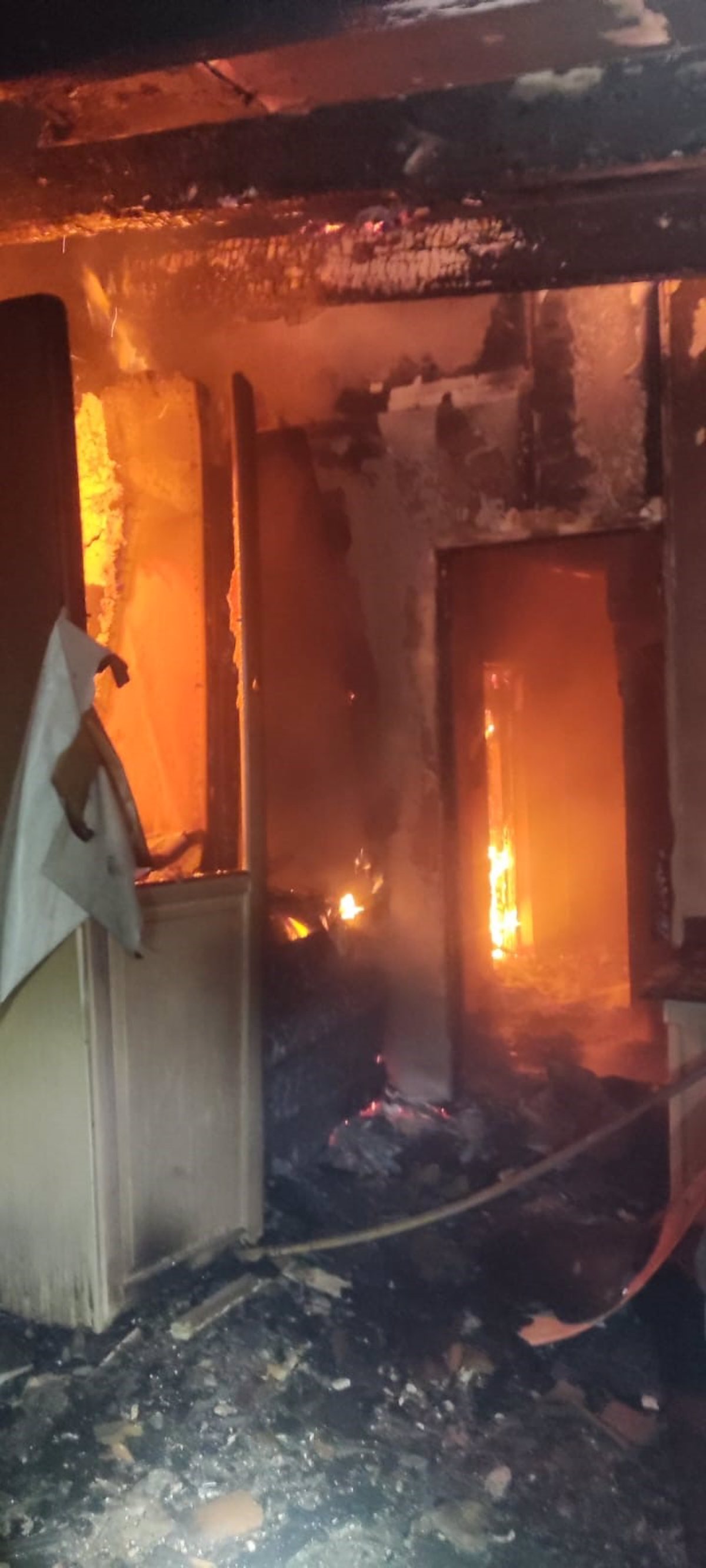 Un incendio calcina de madrugada una vivienda unifamiliar en Mioño