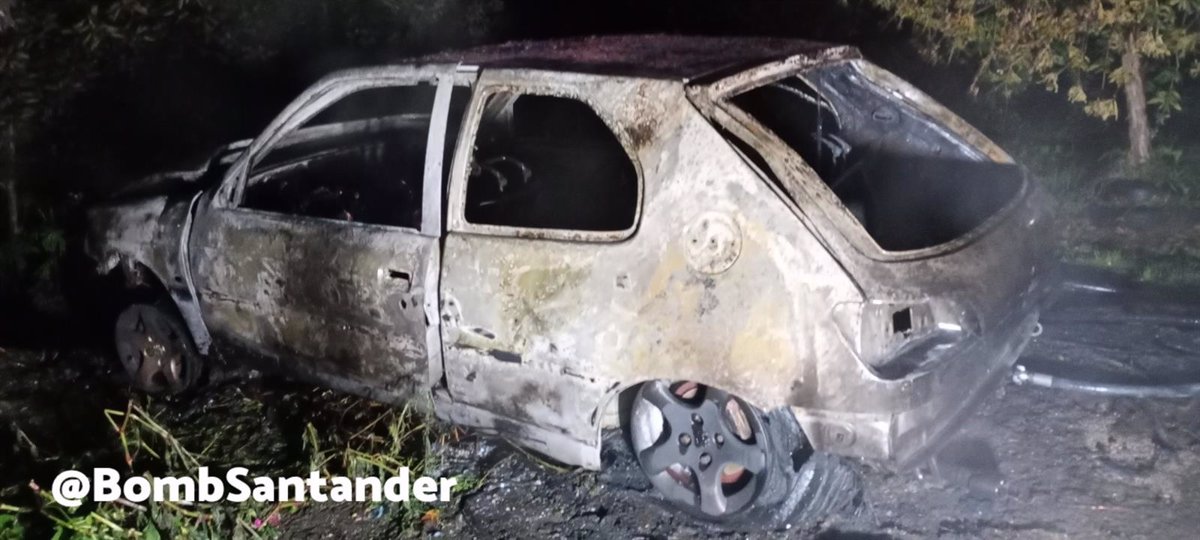 Bomberos de Santander sofocan de noche un incendio en un vehículo en Ampuero