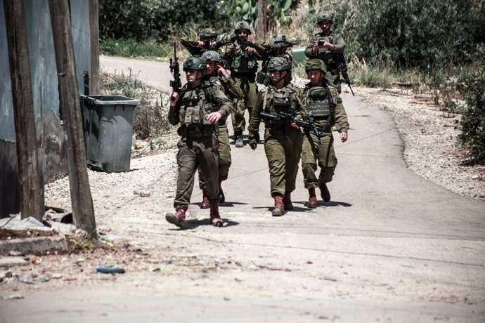 Archivo - June 10, 2024, Tubas, West Bank, Palestine: Israeli soldiers take their positions during the military operation. A military operation by Israeli army forces in Al-Faraa camp for Palestinian refugees in the West Bank, searching for Palestinian mi