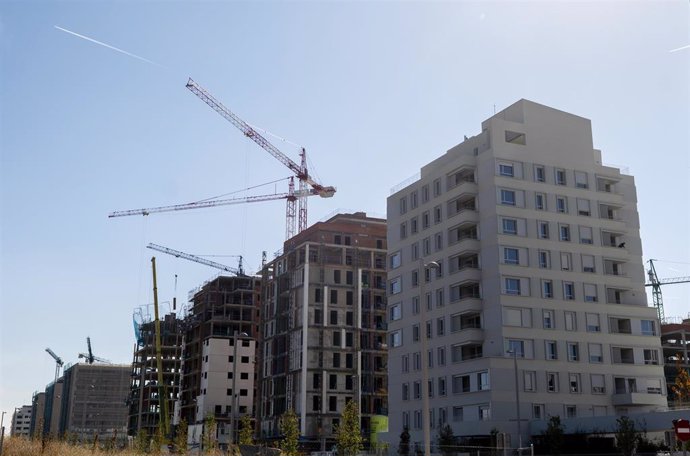 Archivo - Grúas en una zona de construcción de edificios, a 27 de octubre de 2021, en Madrid, (España). 