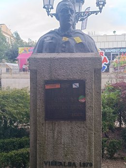 Busto de Fraga vandalizado