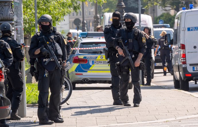 05 September 2024, Bavaria, Munich: Police officers are on duty in Munich. A major police operation is under way in central Munich near the Israeli Consulate General and a Nazi documentation centre, with shots fired in the area.