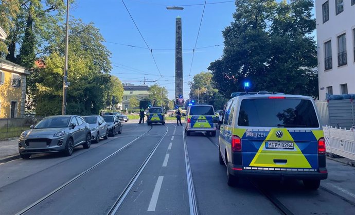 05 September 2024, Bavaria, Munich: Police vehicles parked in Munich.  A major police operation is under way in central Munich near the Israeli Consulate General and a Nazi documentation centre, with shots fired in the area. The police have called on peop