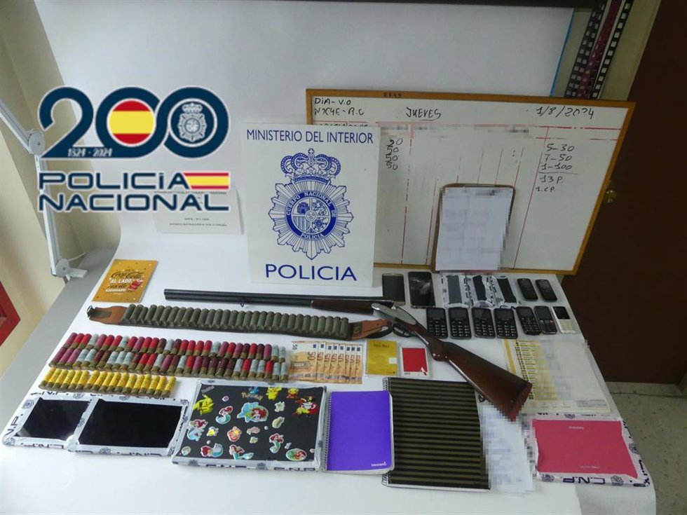 Los agentes incautaron dinero en efectivo, un arma larga y varios documentos en formato físico y electrónico