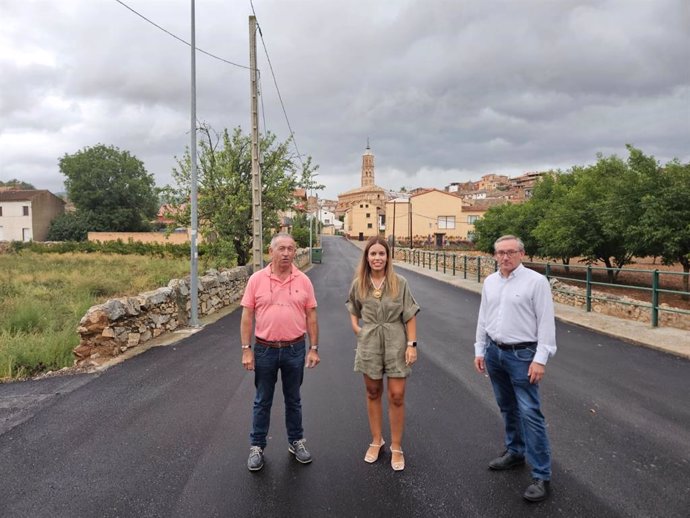 El presidente de la DPT, Joaquín Juste -a la derecha de la imagen-, acompañado por el diputado delegado del Servicio de Vías y Obras, Francisco Narro, y la alcaldesa de San Martín del Río, Sheila Herrero.