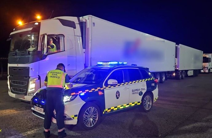 El tráiler en el control establecido por la Guardia Civil.