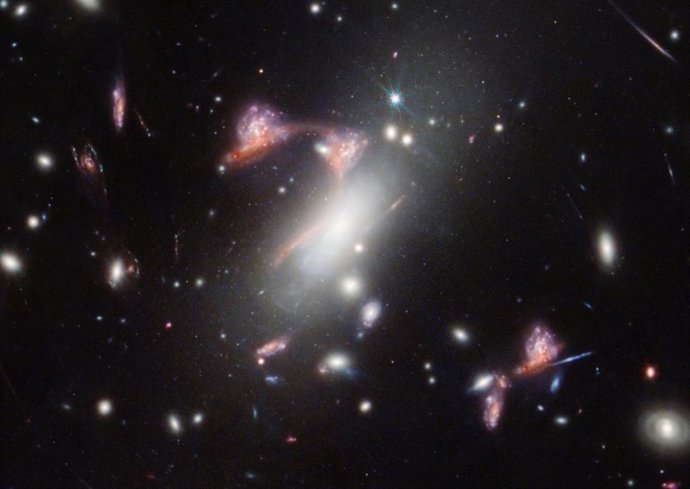 Latam.-Ciencia.-Webb revela una galaxia deformada en forma de signo de interrogación