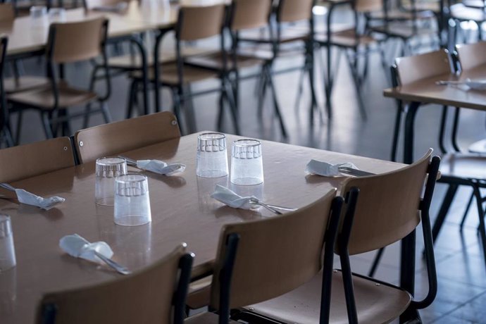 Archivo - Una mesa de comedor escolar durante una visita de la presidenta de la Comunidad de Madrid, a 7 de septiembre de 2023, en Arganda del Rey, Madrid (España). 