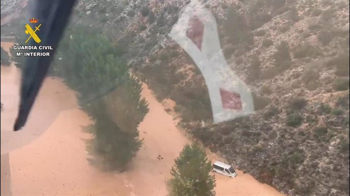 Un vehículo en medio de la riada por el desborde del río Piedra entre Cimballa y Aldehuela de Liestos, provincia de Zaragoza.