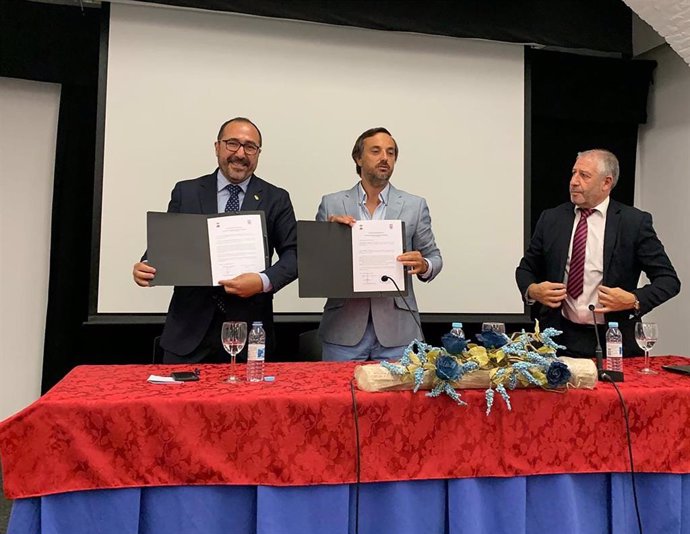 El alcalde de Tordesillas, Miguel Ángekl Oliveira, y el  presidente de la Freguesia de Alcáçovas, Frederico Miguel Claudino Nunes de Carvalho, firman el acuerdo de colaboración entre ambos municipios