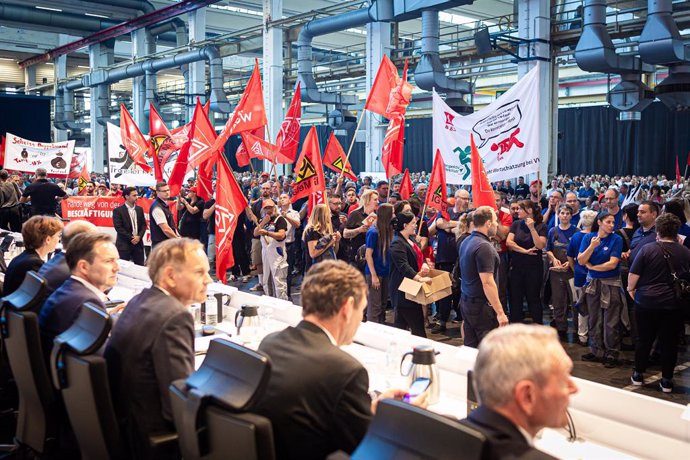 04 September 2024, Lower Saxony, Wolfsburg: Employees protest before the start of a works meeting in a hall at the VW plant. 