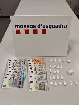 Cocaína y dinero incautados por los Mossos d'Esquadra durante un dispositivo en un bar de Santa Coloma de Gramenet (Barcelona)