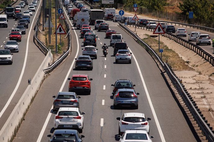 Archivo - Atascos en la autovía A-3, a 12 de julio de 2024, en Madrid (España). Hoy comienza la segunda operación salida del verano para la segunda quincena de julio. La Dirección General de Tráfico (DGT) ya informó el pasado 27 de junio de que este veran