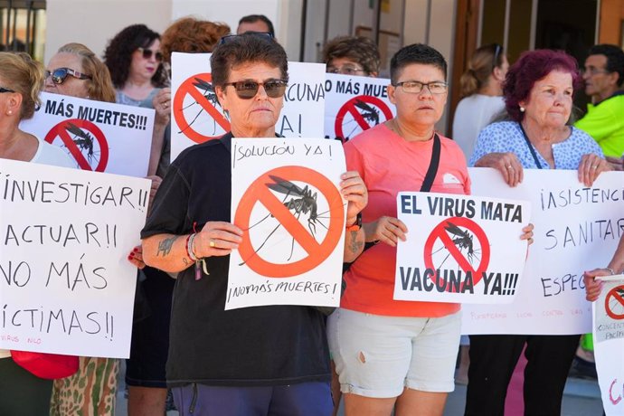 Imágenes de la última protesta de los vecinos por las muertes a causa del virus de la fiebre del Nilo