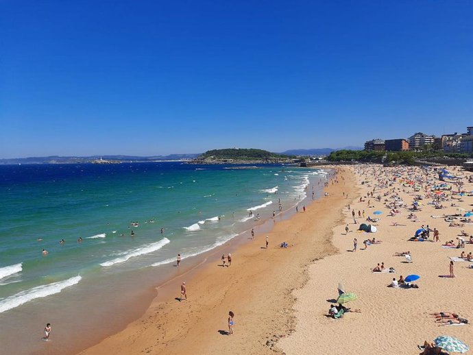 Archivo - Gente en la playa.-ARCHIVO