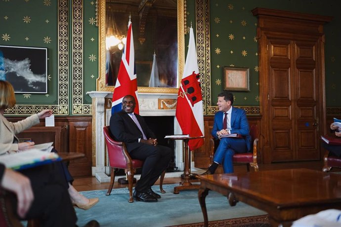 El ministro de Exteriores británico, David Lammy, y el ministro principal de Gibraltar, Fabian Picardo, durante su primer encuentro en Londres