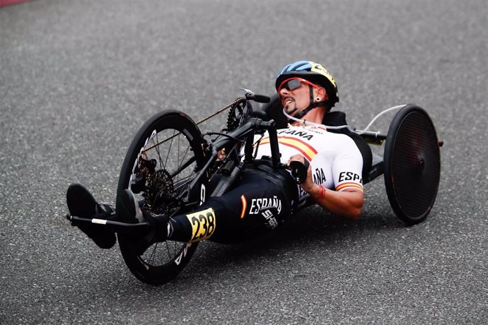 Sergio Garrote con la medalla de plata de la prueba de línea H1-2 del ciclismo en carretera de los Juegos Paralímpicos de París