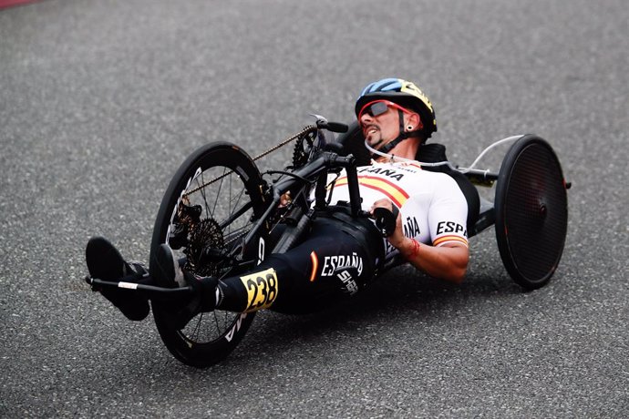 Archivo - Sergio Garrote durante la prueba en línea para bicicletas de mano de las clases H1-2 de los Juegos Paralímpicos de Tokio