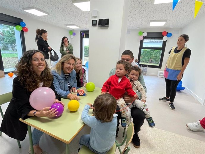 De izquierda a derecha, la directora general de Centros, Red 0-3 y Enseñanzas Profesionales, Cristina Blanco; la consejera de Educación, Lydia Espina y la directora de la escuelina Los Esguinos, Olga Calvín, con un padre y tres alumnos.