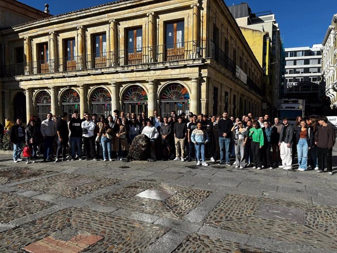 El alcalde de León junto a los estudiantes internacionales de la ULE recibidos este jueves en el Ayuntamiento