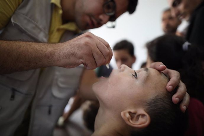 Un niño palestino recibe la vacuna contra la poliomielitis en el campamento de refugiados de Al Maghazi, en el centro de la Franja de Gaza (archivo)