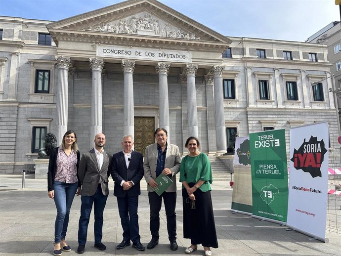 Los portavoces de Cuenca Ahora, Soria ¡YA! y Teruel Existe frente al Congreso de los Diputados en Madrid (España), a 5 de septiembre de 2024.