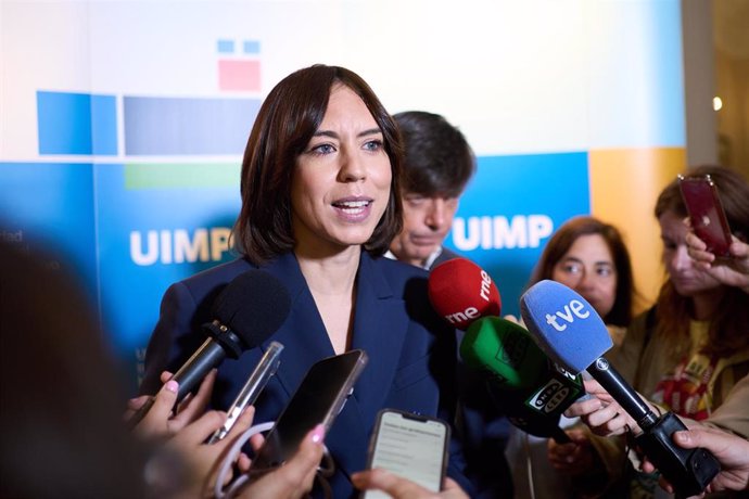 La ministra de Ciencia, Innovación y Universidad, Diana Morant, atiende a la prensa con motivo del curso 'La LOSU. Desafíos y Oportunidades con su implantación' de la UIMP de Santander.