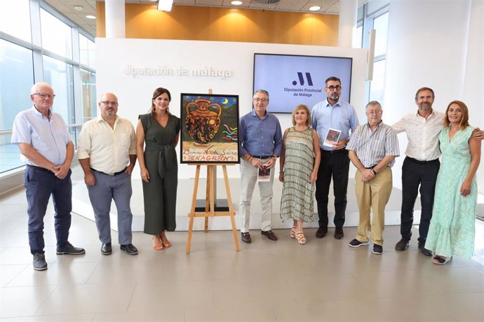 El presidente de la Diputación provincial y alcalde de Rincón de la Victoria, Francisco Salado, junto al cartel anunciador del concurso. Le ha acompañado, entre otros, la presidenta de la Peña El Revezo, Victoria Castillo, y el pregonero, José María Luna.