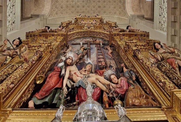 Detalle del relieve central del retablo mayor de la Parroquia del Sagrario, tallado por Pedro Roldán y con policromía de Valdés Leal, tras la intervención integral realizada.