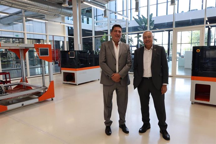 El ceo de Newsfender, Vensan S. Buzuk, junto al delegado especial del Estado en el CZFB, Pere Navarro, en las instalaciones del DFactory