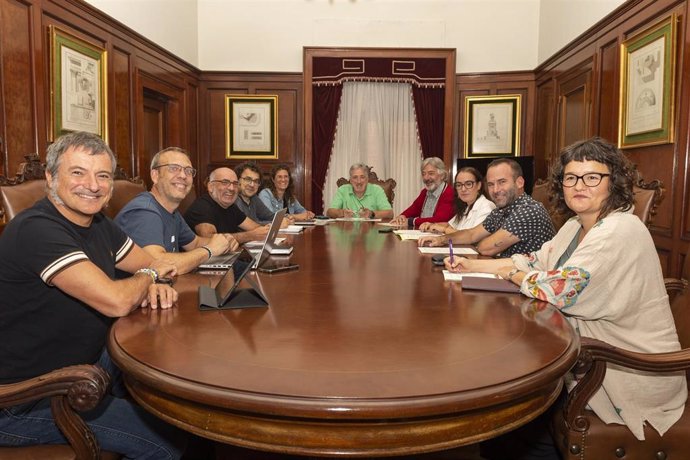 El alcalde de Pamplona, Joseba Asiron, preside una reunión del Gobierno municipal.