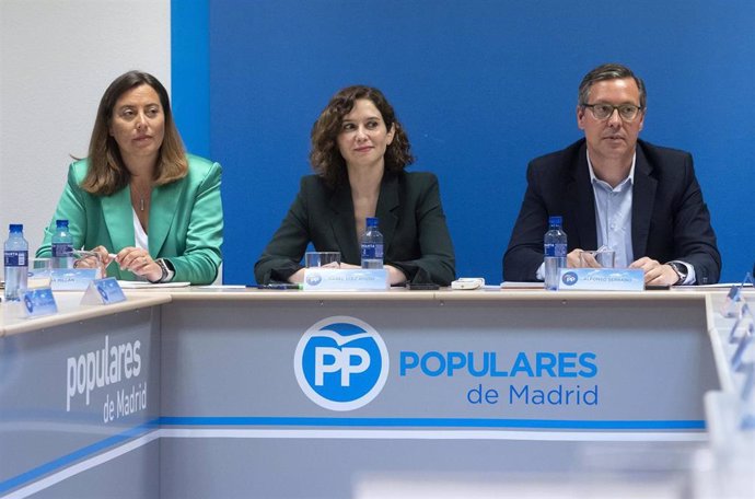 Archivo - Ana Millán; la presidenta del Partido Popular de Madrid, Isabel Díaz Ayuso y el secretario general del PP de Madrid y portavoz en la Asamblea, Alfonso Serrano, durante una reunión del Comité de Dirección del PP de Madrid, a 1 de junio de 2022