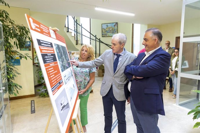 El Consejero De Fomento, Ordenación Del Territorio Y Medio Ambiente, Roberto Media, Realiza Una Visita Institucional Al Municipio.