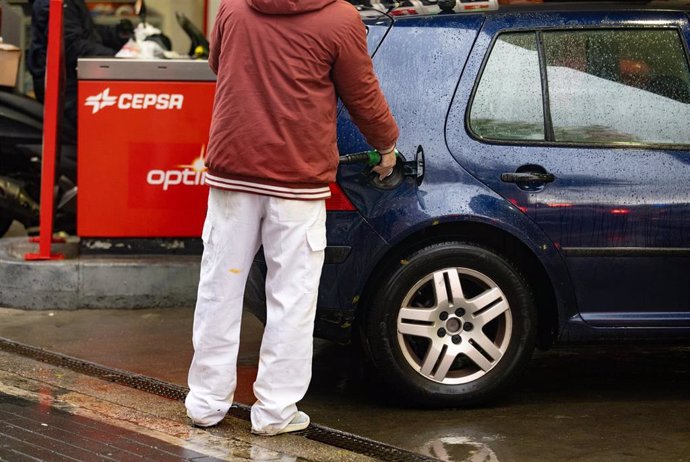 Archivo - Una persona echa gasolina del surtidor de una gasolinera, a 14 de diciembre de 2022, en Madrid (España). 